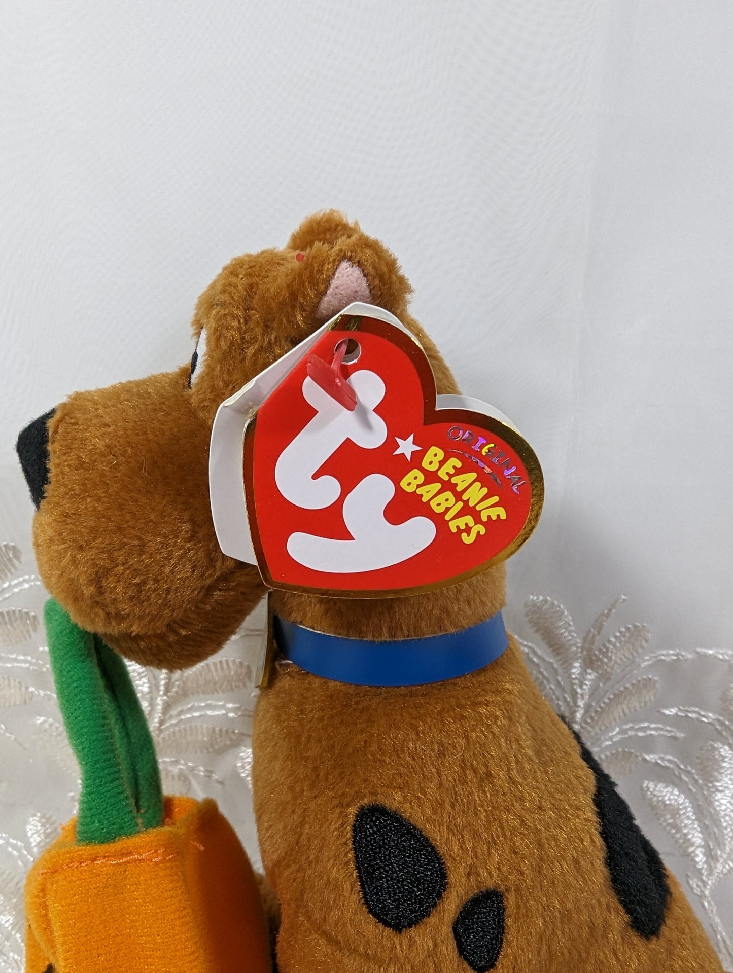 Ty Beanie Baby - Scooby - Doo the dog holding Halloween pumpkin (7 in) - Vintage Beanies Canada