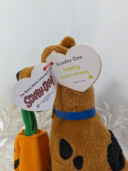 Ty Beanie Baby - Scooby - Doo the dog holding Halloween pumpkin (7 in) - Vintage Beanies Canada