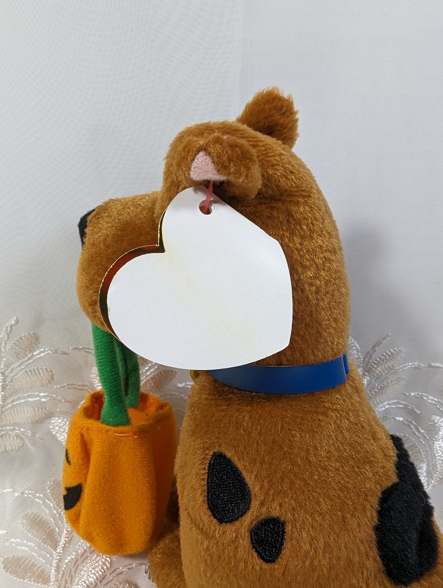 Ty Beanie Baby - Scooby - Doo the dog holding Halloween pumpkin (7 in) - Vintage Beanies Canada