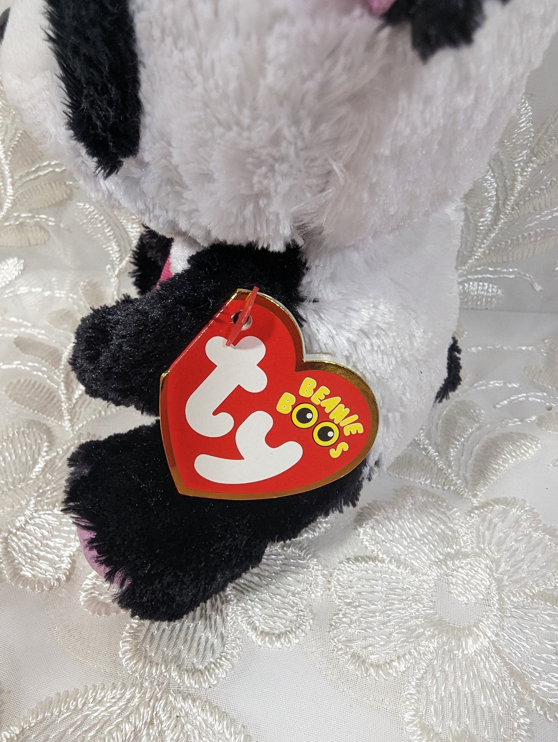 TY Beanie Boo - Cutie Pie The Panda Holding Heart (6in) - Vintage Beanies Canada